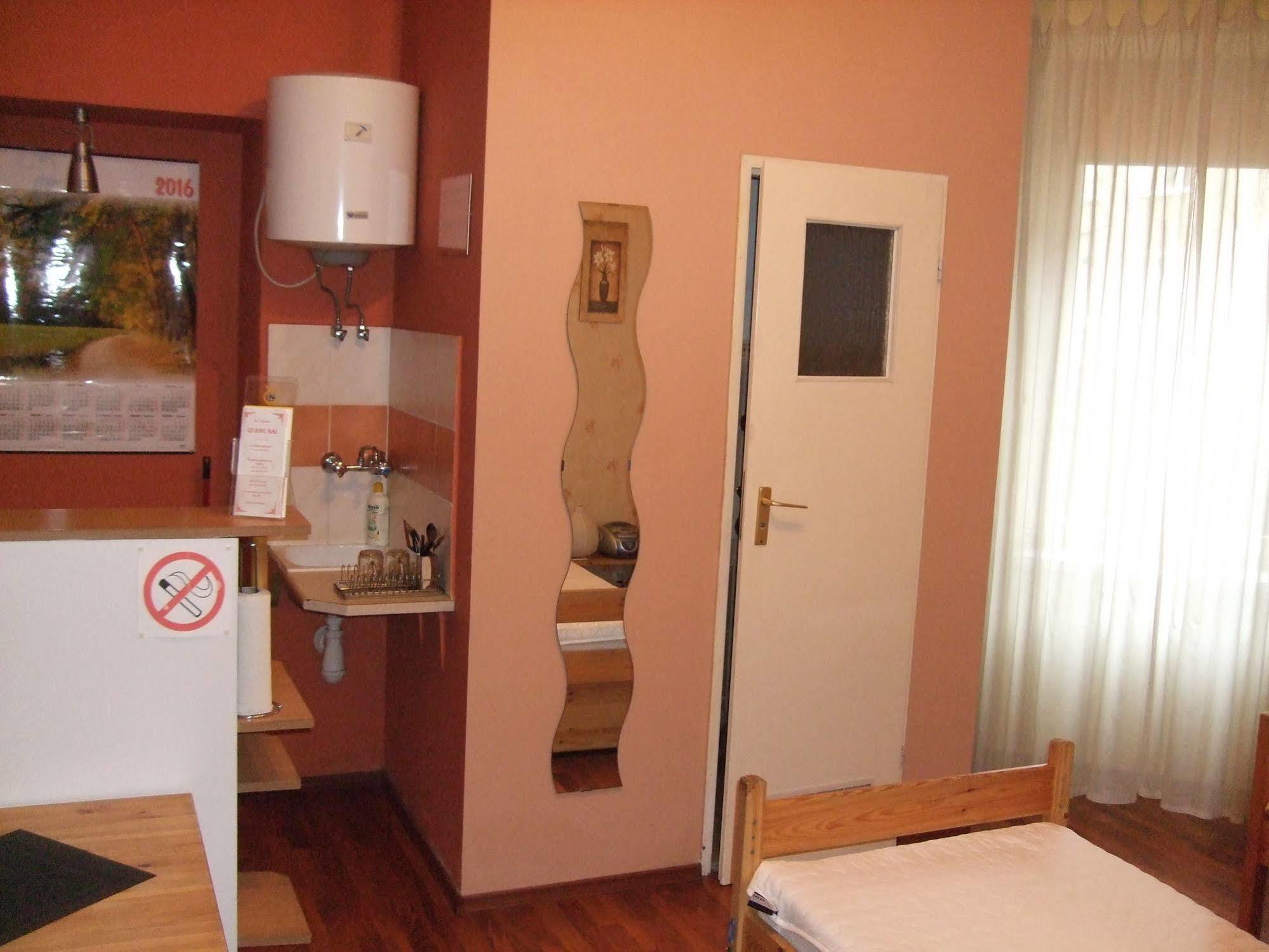 Old Walls Hostel Краков Экстерьер фото