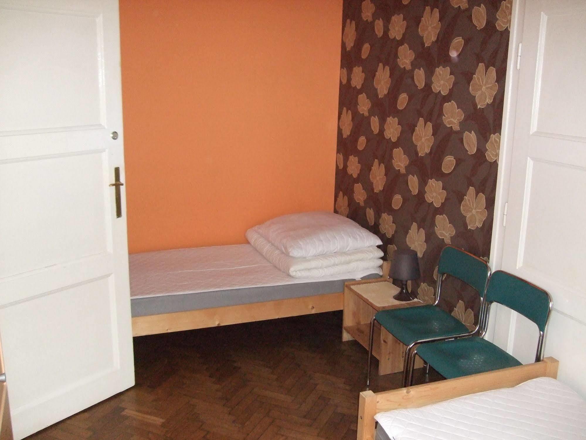 Old Walls Hostel Краков Экстерьер фото
