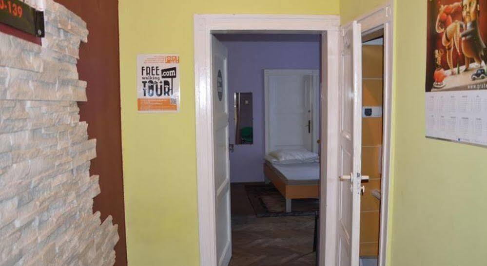 Old Walls Hostel Краков Экстерьер фото